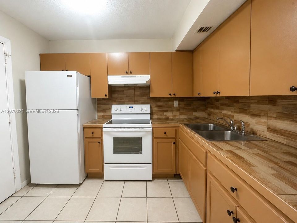 На продажу: $119,000 (2 спален, 2 ванн, 1100 Квадратных фут)
