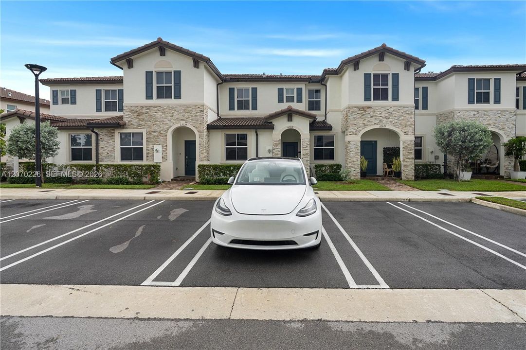 For Sale: $474,000 (3 beds, 3 baths, 1328 Square Feet)