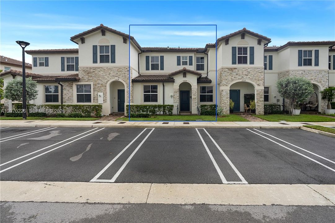 For Sale: $474,000 (3 beds, 3 baths, 1328 Square Feet)