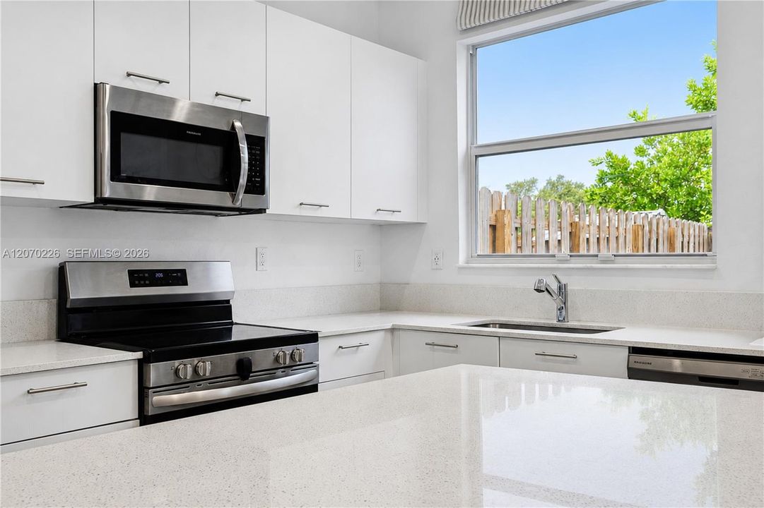 For Sale: $474,000 (3 beds, 3 baths, 1328 Square Feet)