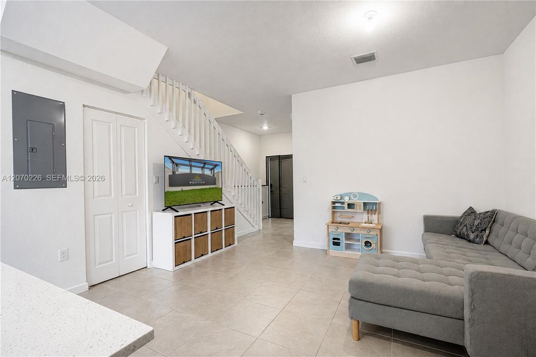 For Sale: $474,000 (3 beds, 3 baths, 1328 Square Feet)