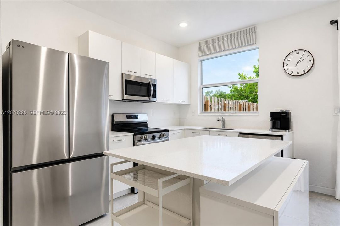 For Sale: $474,000 (3 beds, 3 baths, 1328 Square Feet)
