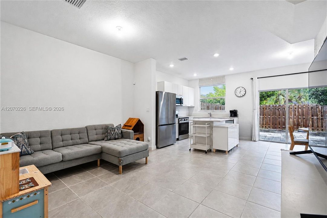 For Sale: $474,000 (3 beds, 3 baths, 1328 Square Feet)