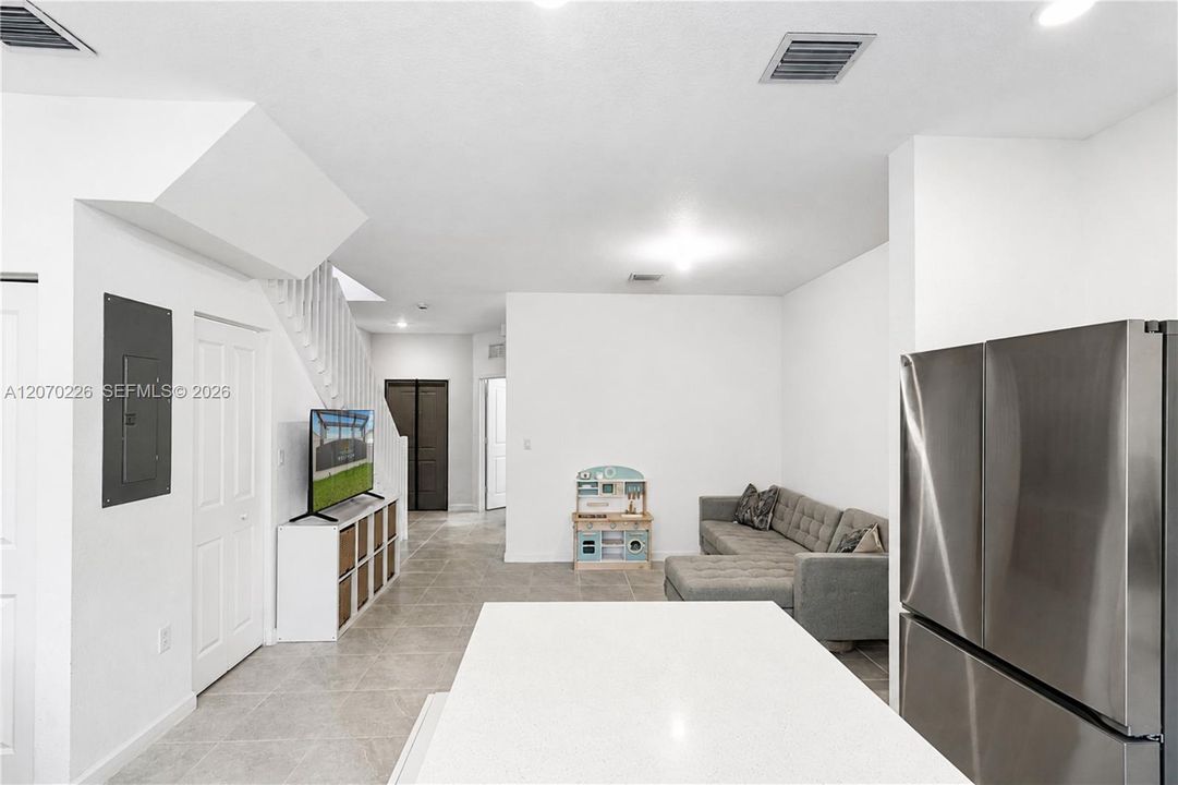For Sale: $474,000 (3 beds, 3 baths, 1328 Square Feet)