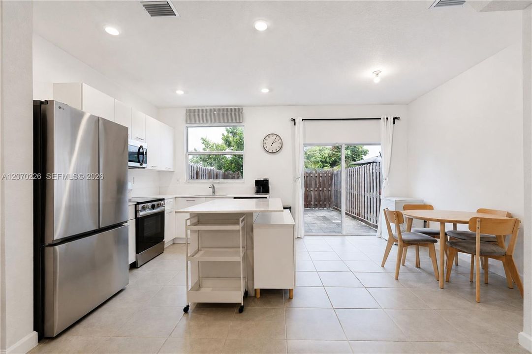 For Sale: $474,000 (3 beds, 3 baths, 1328 Square Feet)