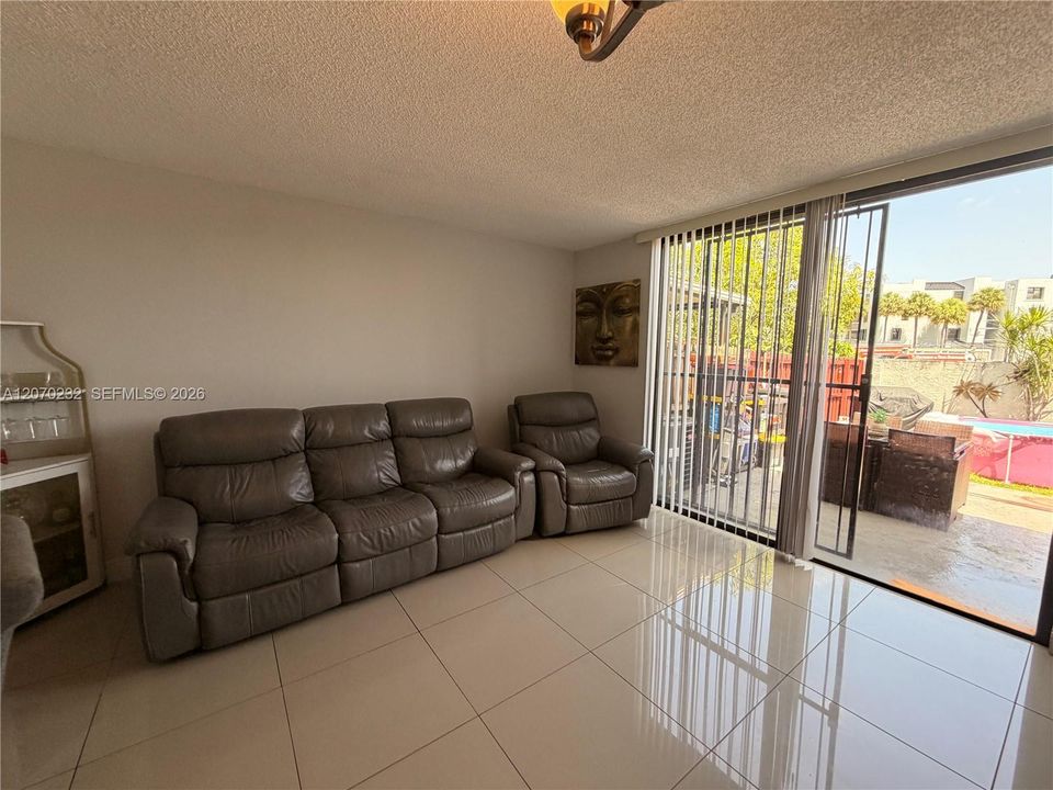 For Sale: $390,000 (2 beds, 2 baths, 1032 Square Feet)