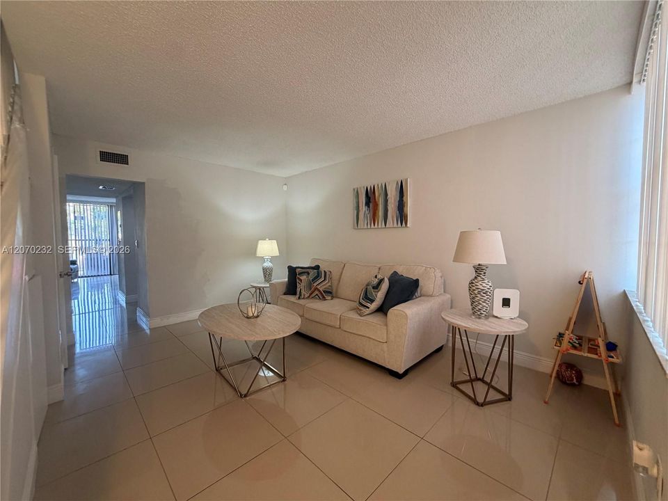 For Sale: $390,000 (2 beds, 2 baths, 1032 Square Feet)