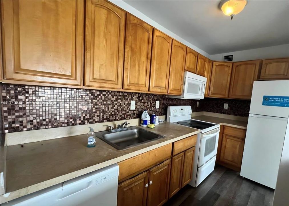 For Sale: $229,900 (2 beds, 2 baths, 1021 Square Feet)
