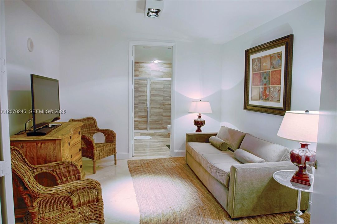 For Rent: $9,500 (2 beds, 3 baths, 1935 Square Feet)