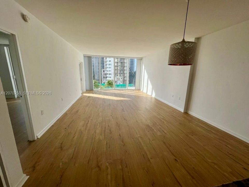 For Rent: $3,700 (1 beds, 1 baths, 896 Square Feet)