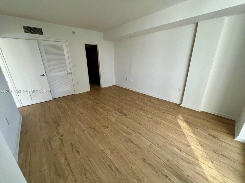 For Rent: $3,700 (1 beds, 1 baths, 896 Square Feet)