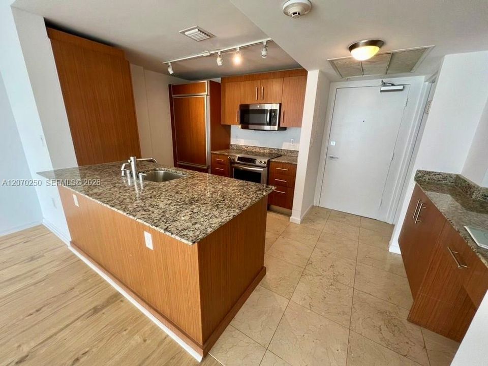 For Rent: $3,700 (1 beds, 1 baths, 896 Square Feet)
