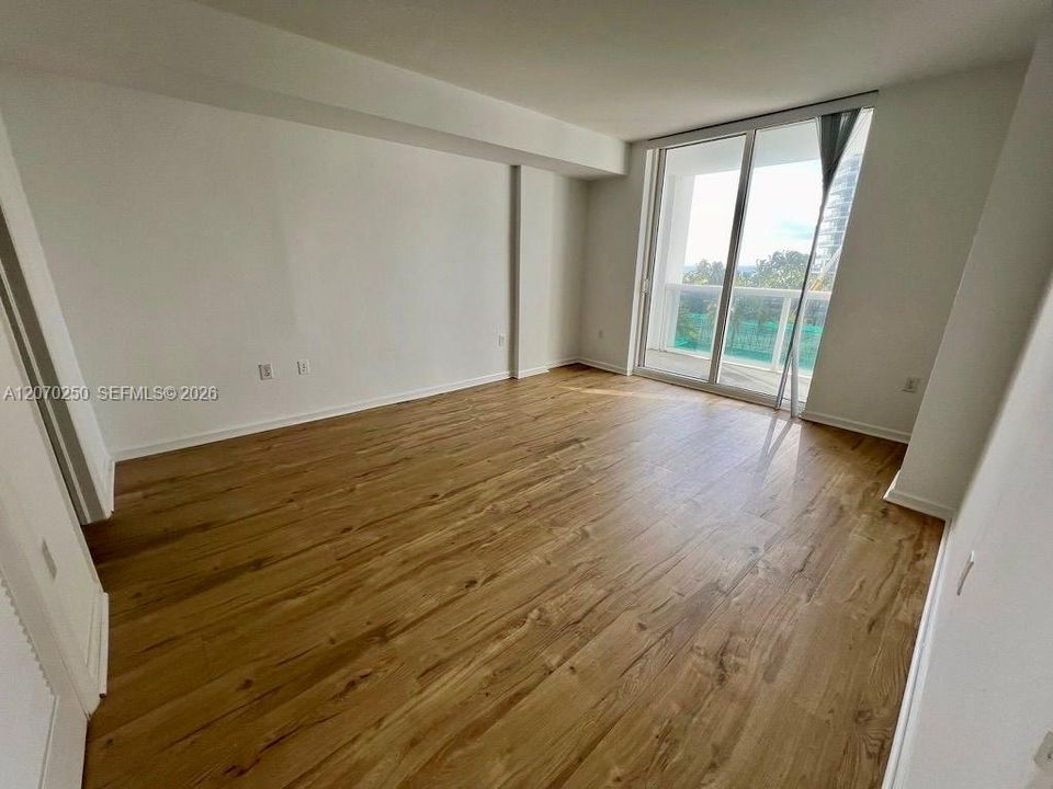For Rent: $3,700 (1 beds, 1 baths, 896 Square Feet)