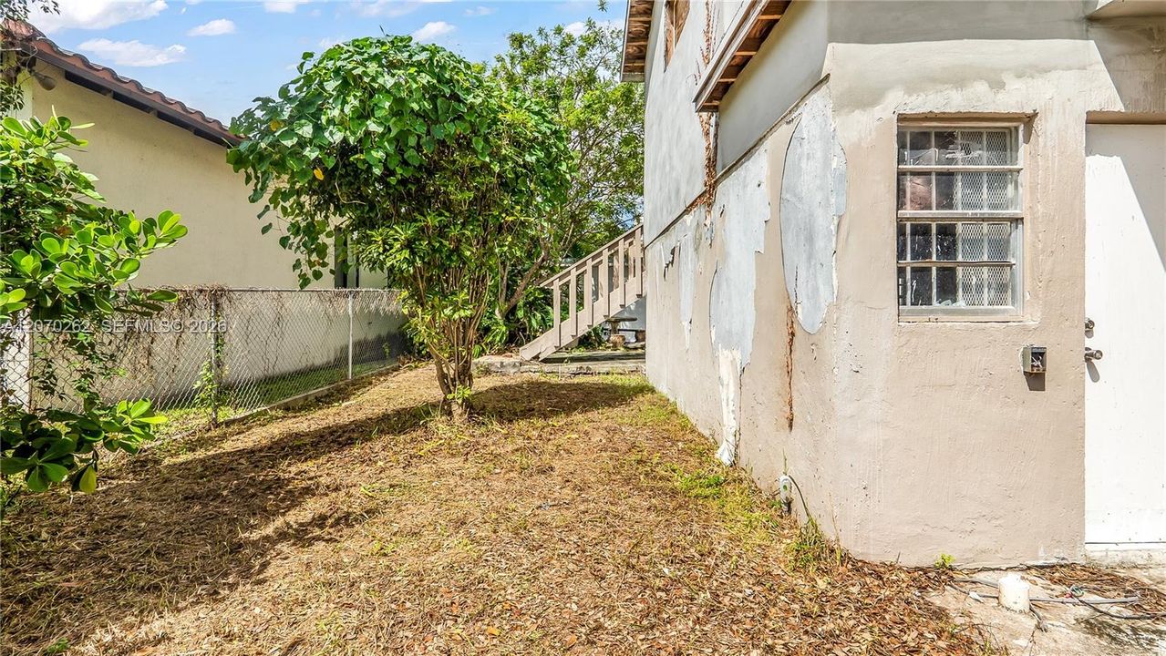 For Sale: $450,000 (6 beds, 3 baths, 2147 Square Feet)