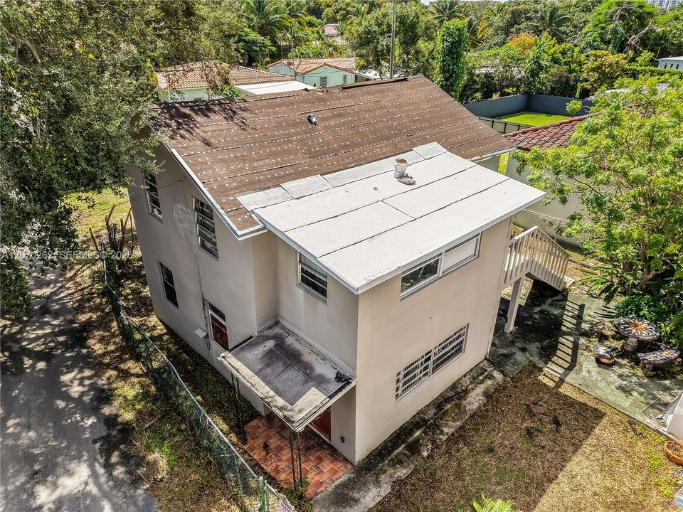 For Sale: $450,000 (6 beds, 3 baths, 2147 Square Feet)