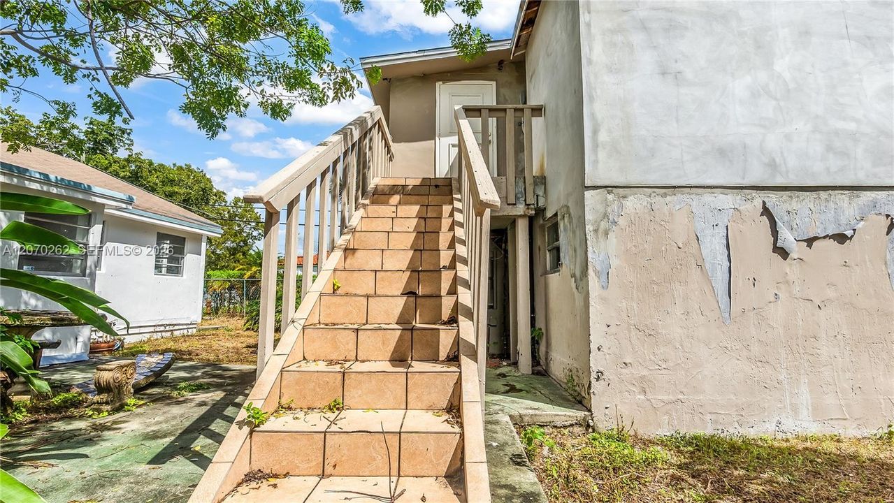 For Sale: $450,000 (6 beds, 3 baths, 2147 Square Feet)