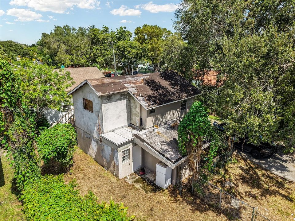 For Sale: $450,000 (6 beds, 3 baths, 2147 Square Feet)