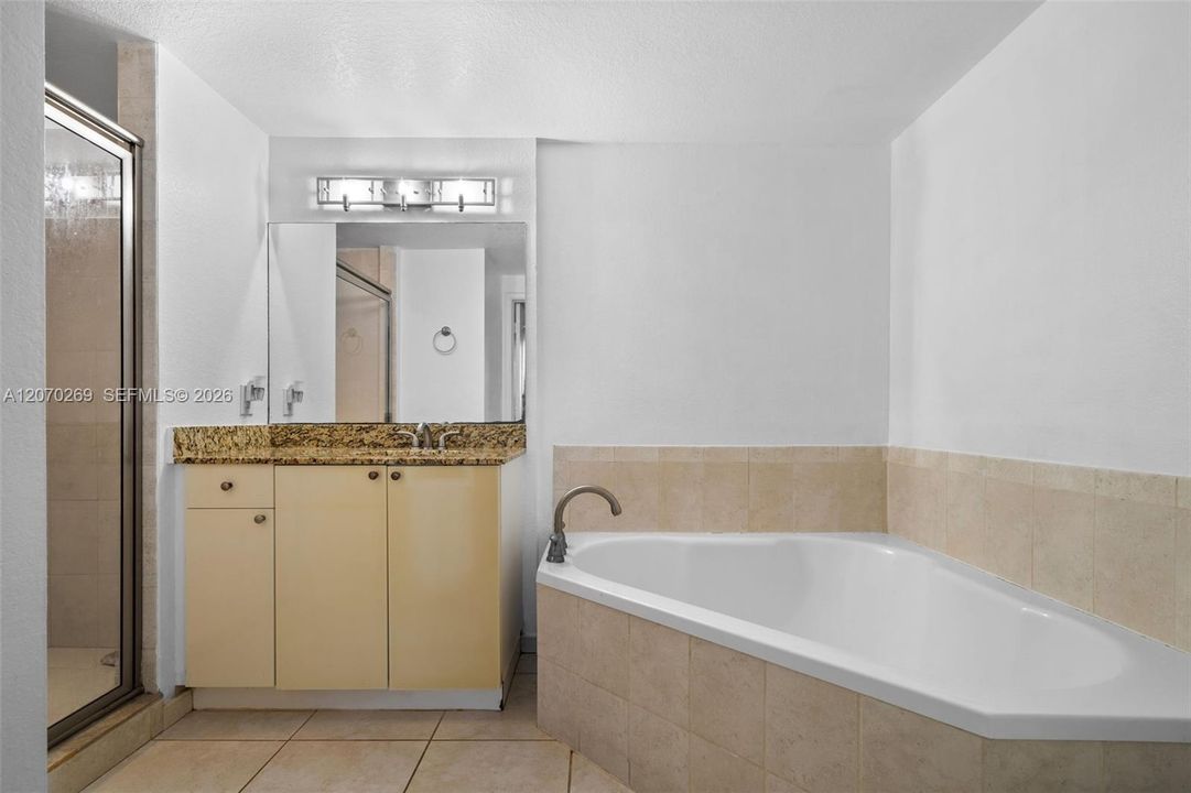 For Sale: $329,000 (2 beds, 2 baths, 1036 Square Feet)