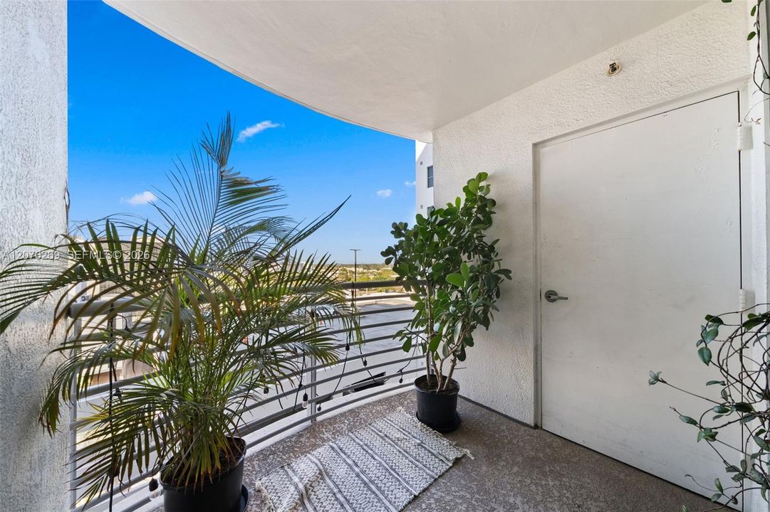 For Sale: $329,000 (2 beds, 2 baths, 1036 Square Feet)