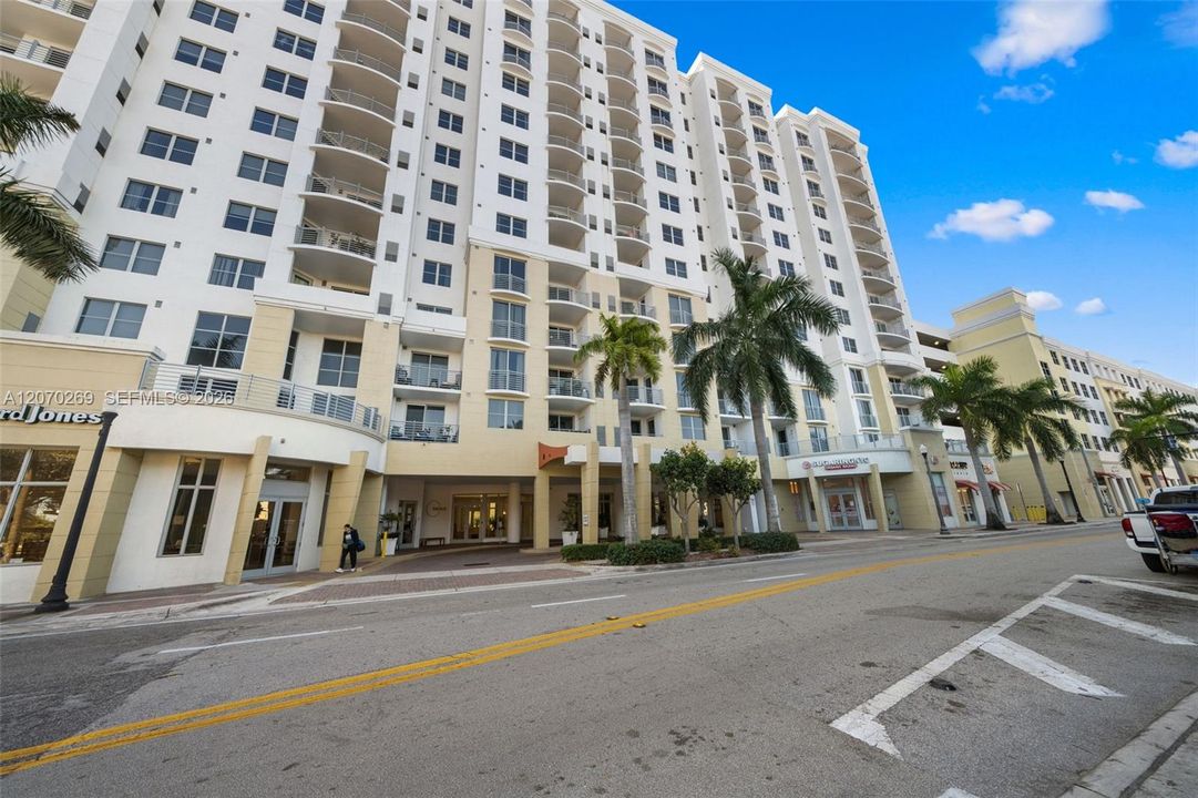 For Sale: $329,000 (2 beds, 2 baths, 1036 Square Feet)
