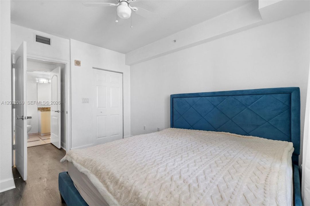 For Sale: $329,000 (2 beds, 2 baths, 1036 Square Feet)