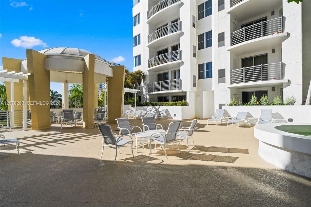 For Sale: $329,000 (2 beds, 2 baths, 1036 Square Feet)