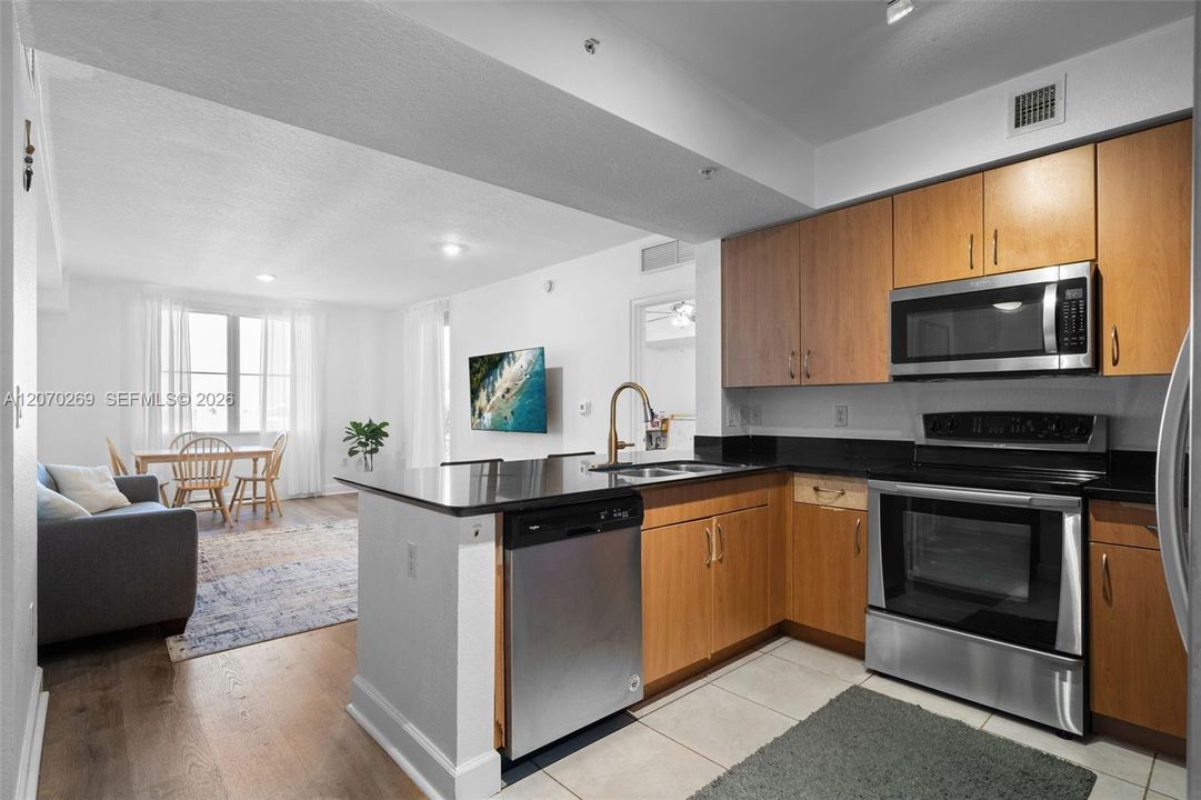 For Sale: $329,000 (2 beds, 2 baths, 1036 Square Feet)