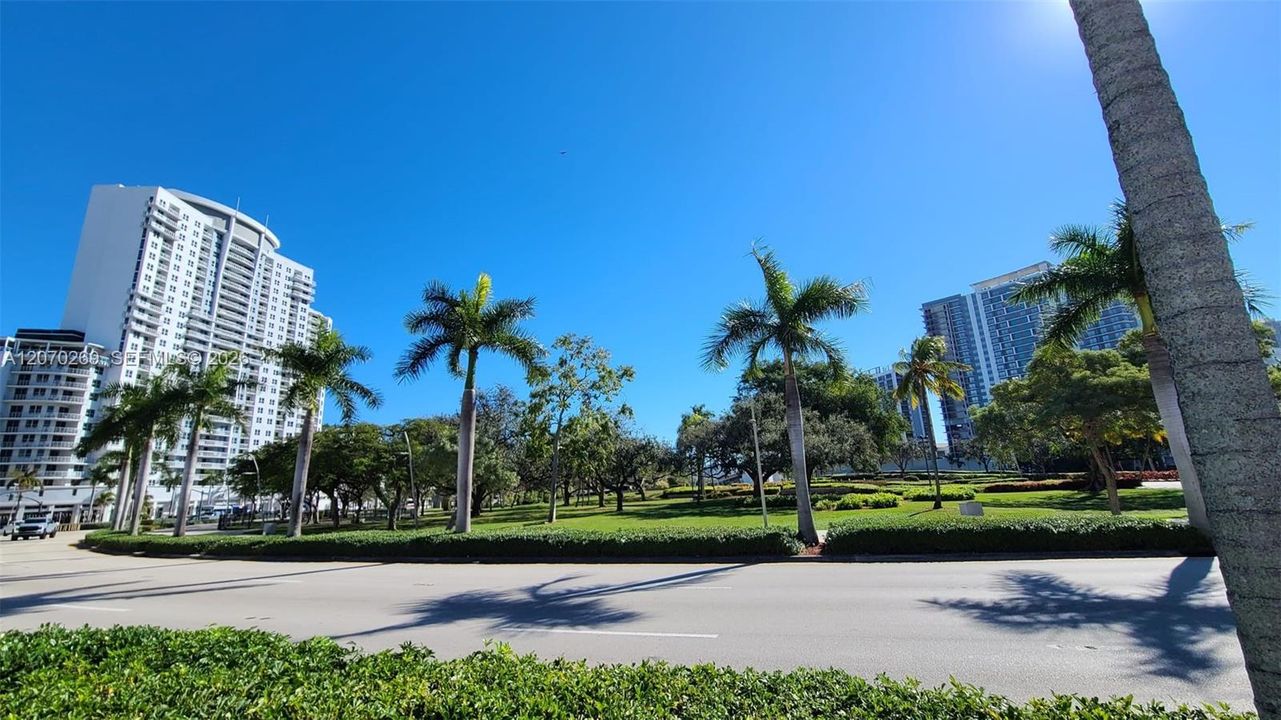 For Sale: $329,000 (2 beds, 2 baths, 1036 Square Feet)
