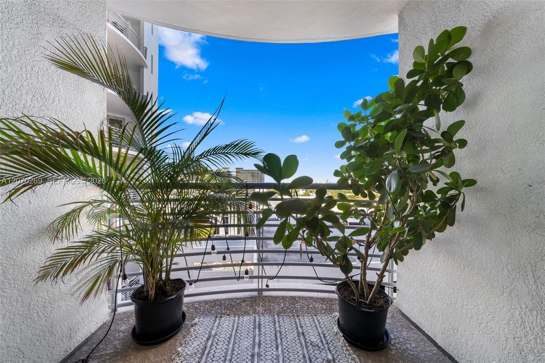 For Sale: $329,000 (2 beds, 2 baths, 1036 Square Feet)