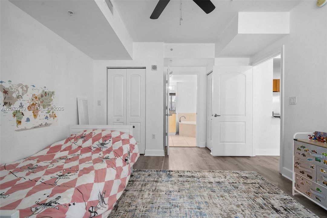 For Sale: $329,000 (2 beds, 2 baths, 1036 Square Feet)