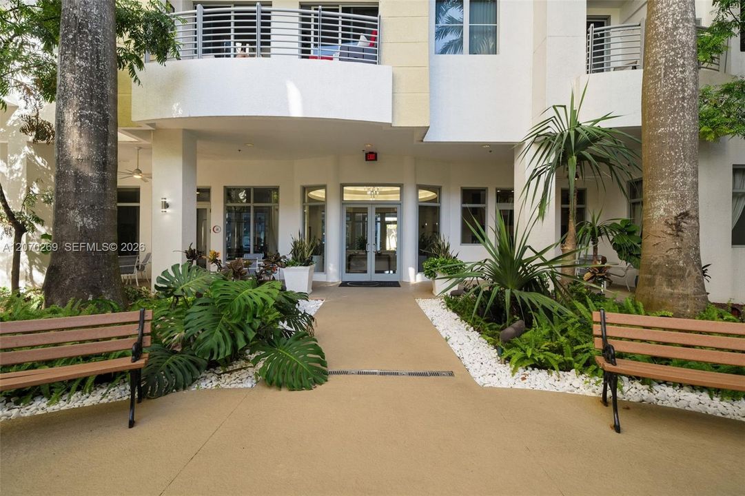 For Sale: $329,000 (2 beds, 2 baths, 1036 Square Feet)
