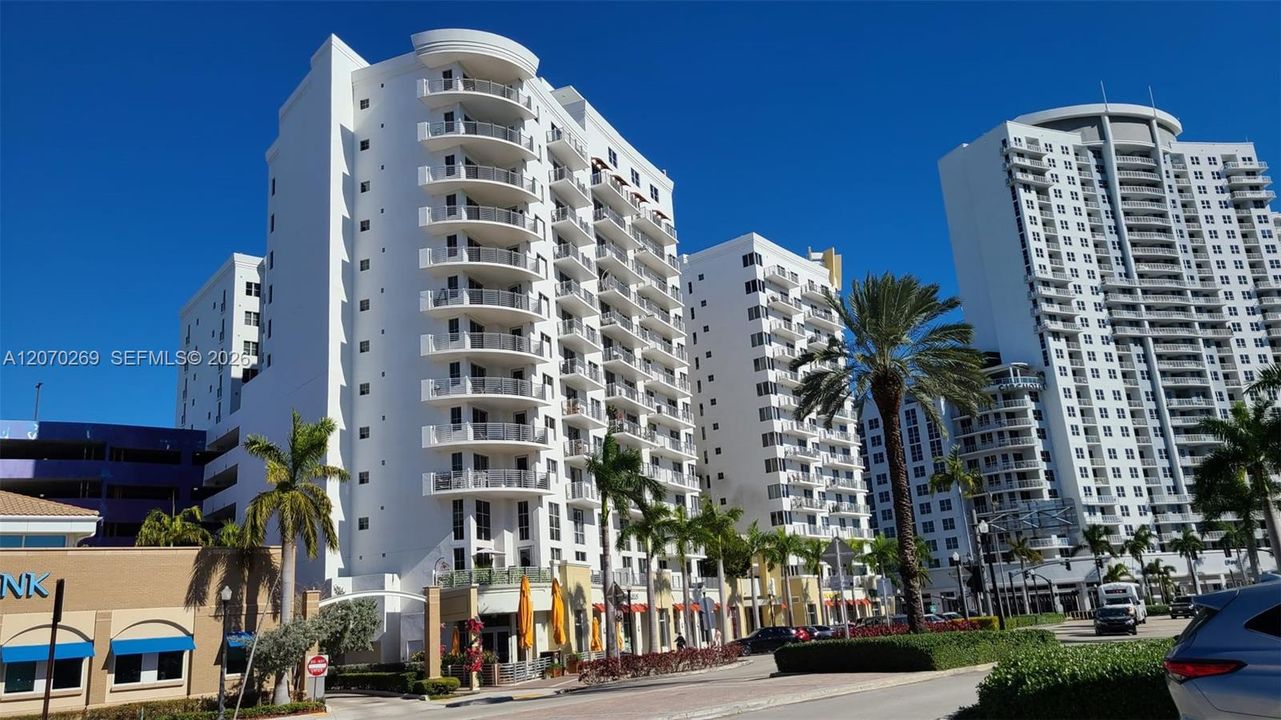For Sale: $329,000 (2 beds, 2 baths, 1036 Square Feet)