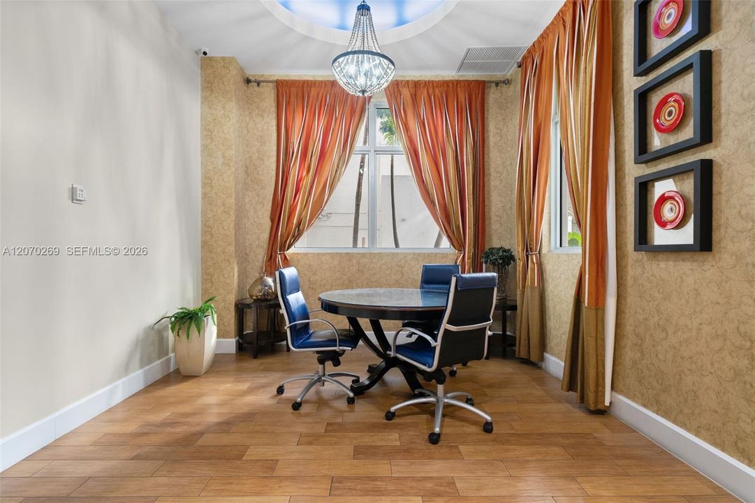 For Sale: $329,000 (2 beds, 2 baths, 1036 Square Feet)