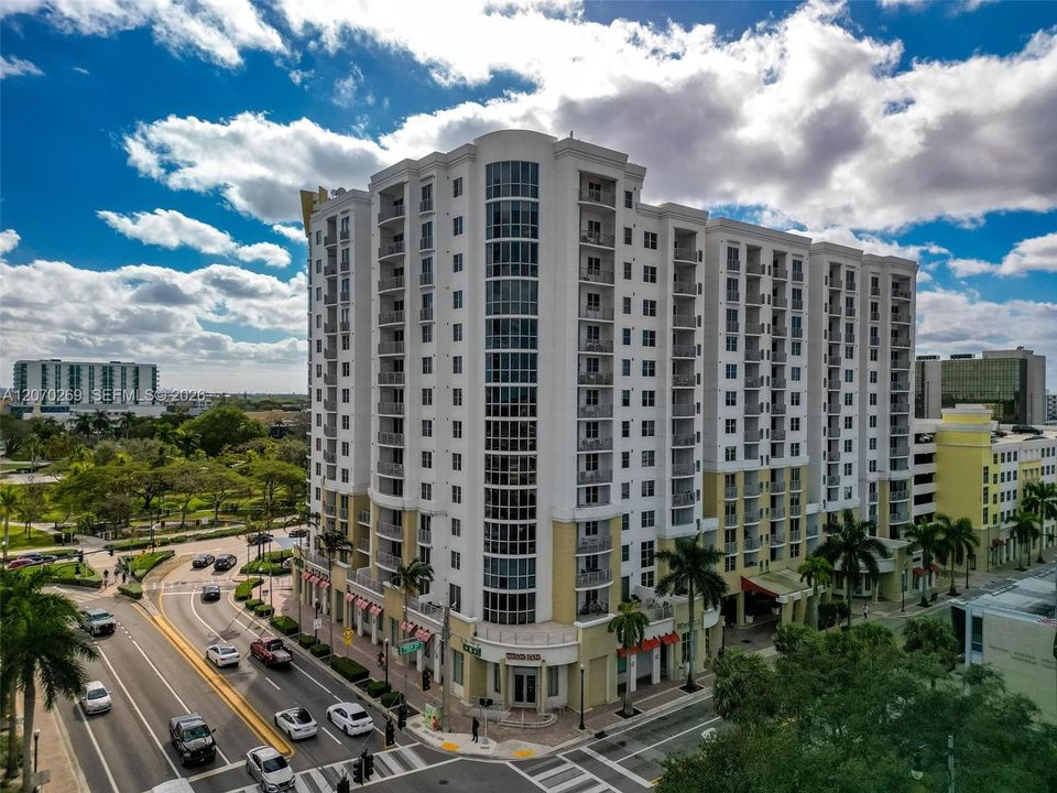 For Sale: $329,000 (2 beds, 2 baths, 1036 Square Feet)