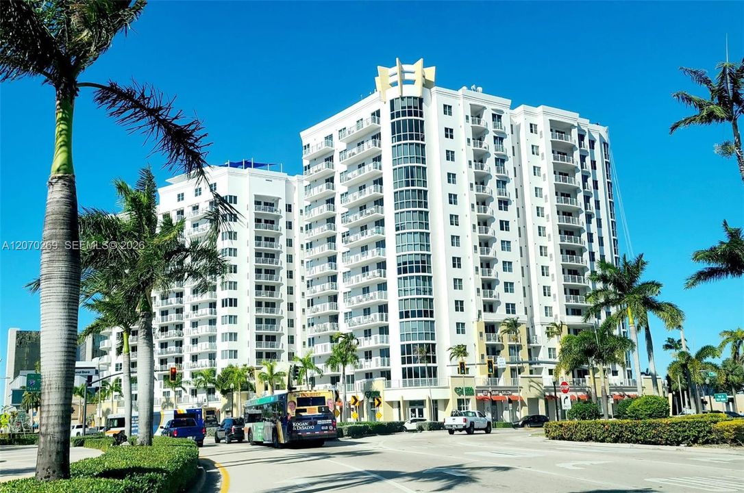 For Sale: $329,000 (2 beds, 2 baths, 1036 Square Feet)