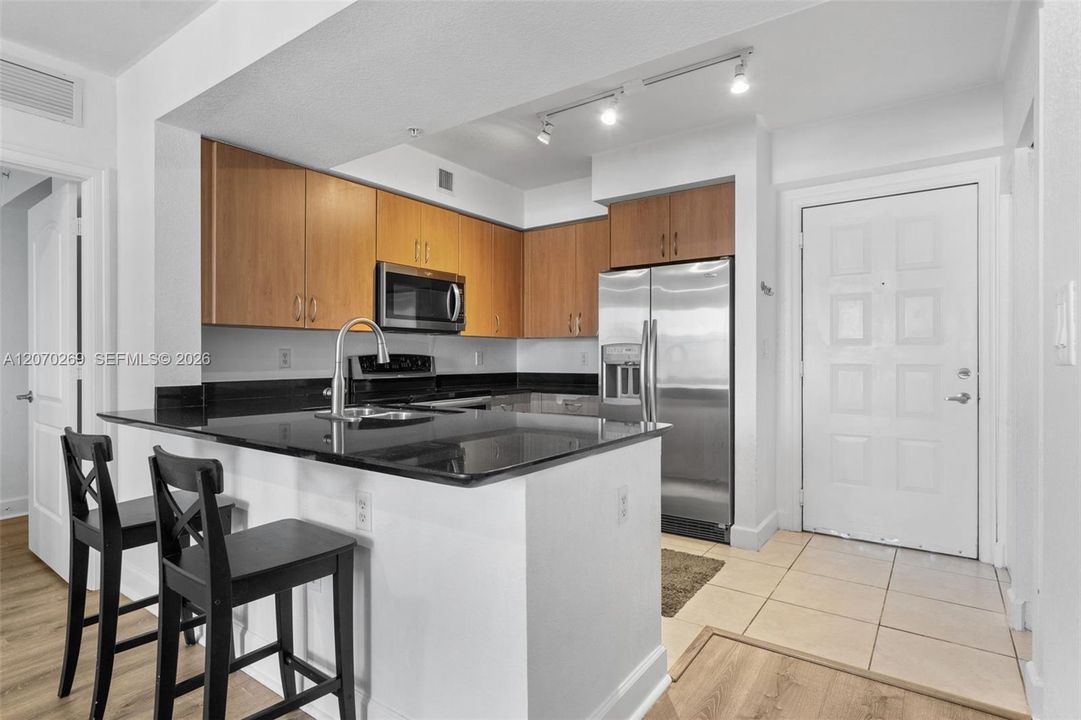 For Sale: $329,000 (2 beds, 2 baths, 1036 Square Feet)