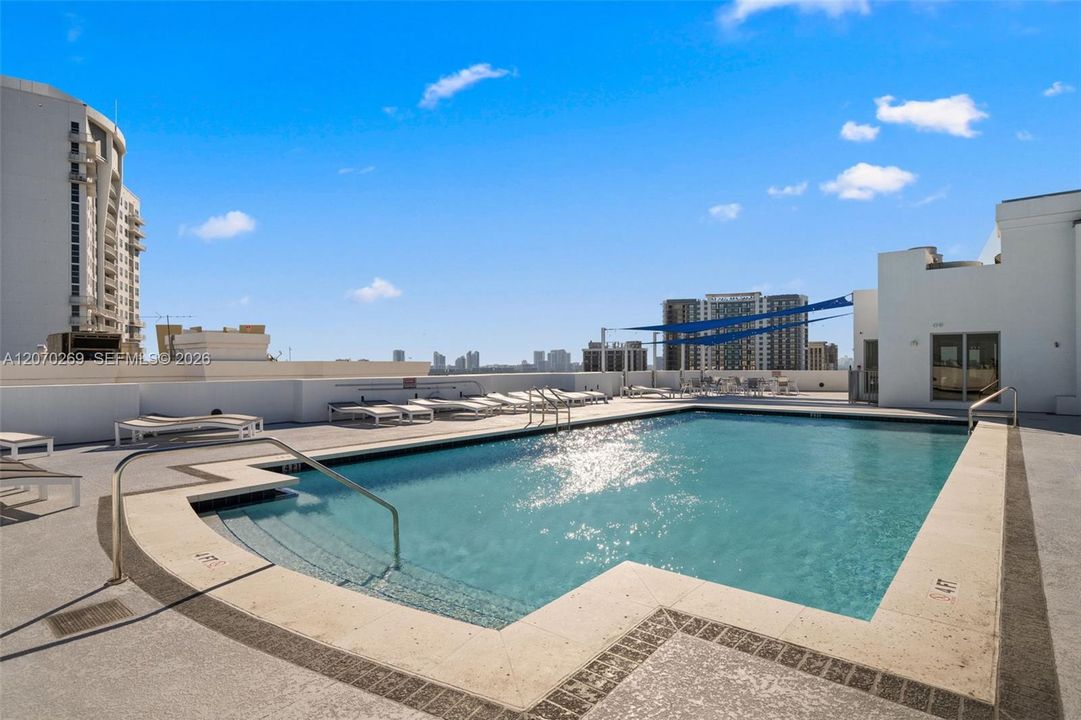 For Sale: $329,000 (2 beds, 2 baths, 1036 Square Feet)
