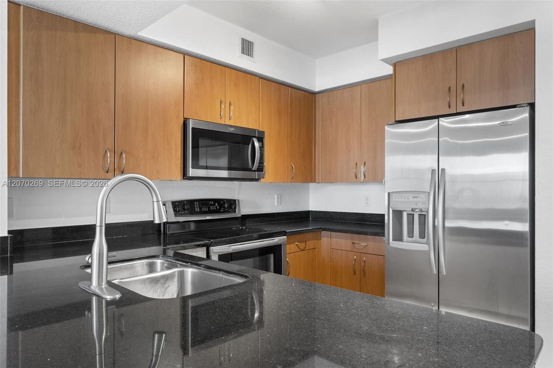 For Sale: $329,000 (2 beds, 2 baths, 1036 Square Feet)