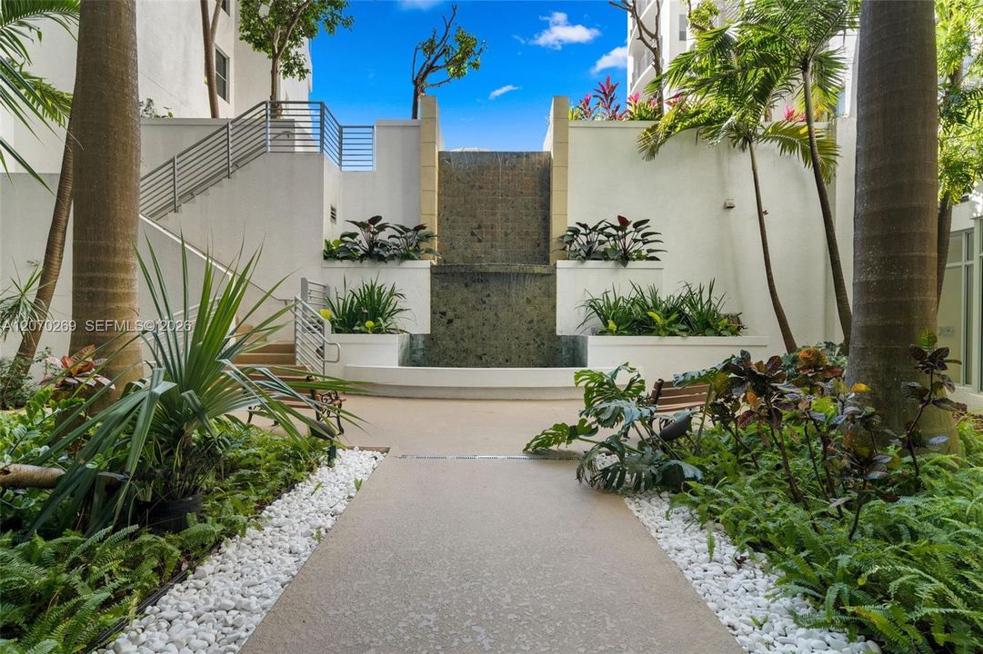 For Sale: $329,000 (2 beds, 2 baths, 1036 Square Feet)