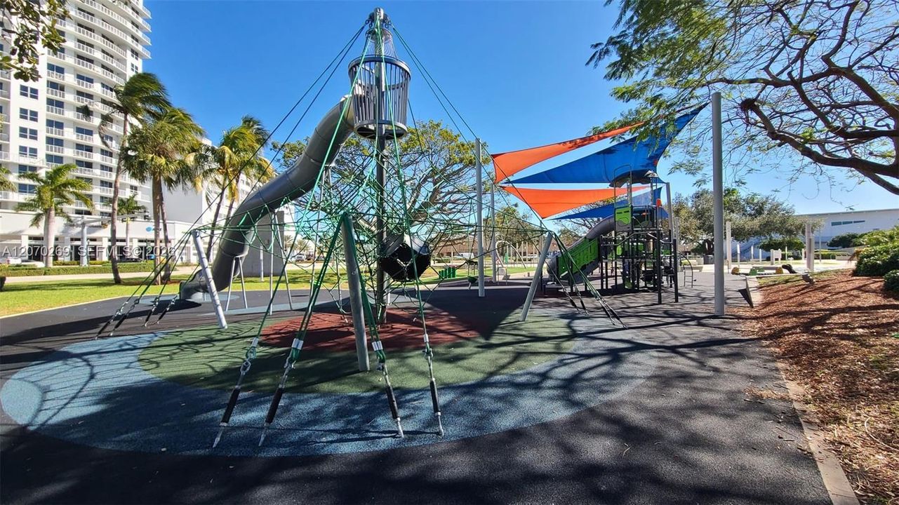 For Sale: $329,000 (2 beds, 2 baths, 1036 Square Feet)