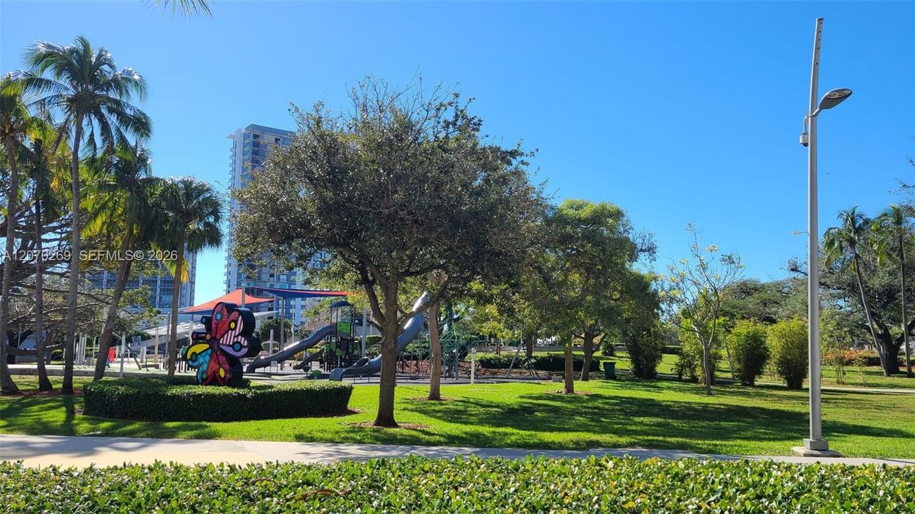 For Sale: $329,000 (2 beds, 2 baths, 1036 Square Feet)