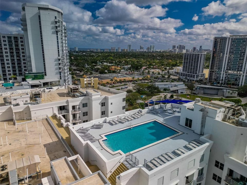 For Sale: $329,000 (2 beds, 2 baths, 1036 Square Feet)