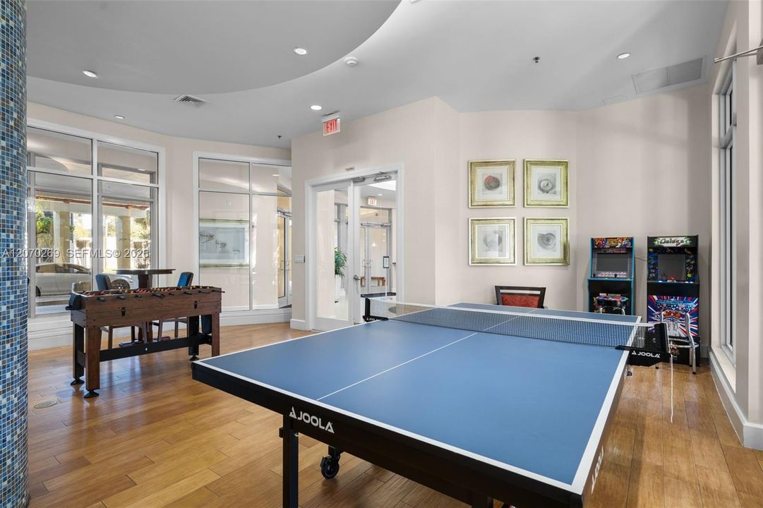 For Sale: $329,000 (2 beds, 2 baths, 1036 Square Feet)