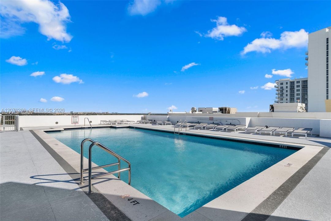 For Sale: $329,000 (2 beds, 2 baths, 1036 Square Feet)