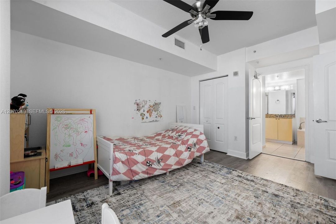 For Sale: $329,000 (2 beds, 2 baths, 1036 Square Feet)