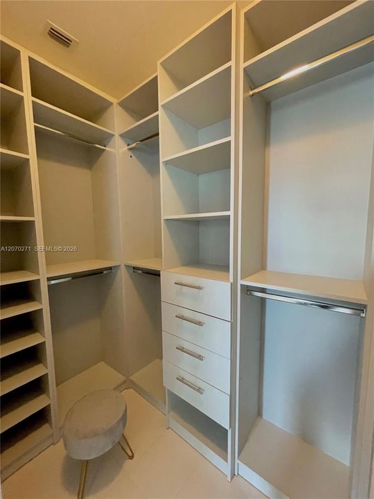 В аренду: $11,000 (4 спален, 4 ванн, 1841 Квадратных фут)