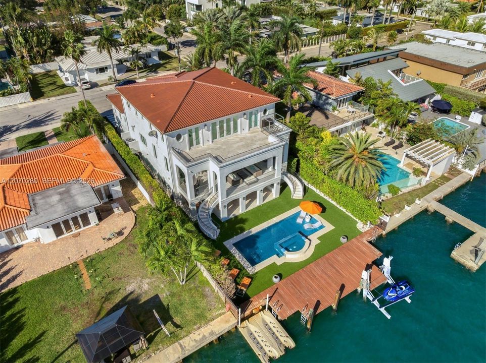 В аренду: $55,000 (4 спален, 5 ванн, 6816 Квадратных фут)