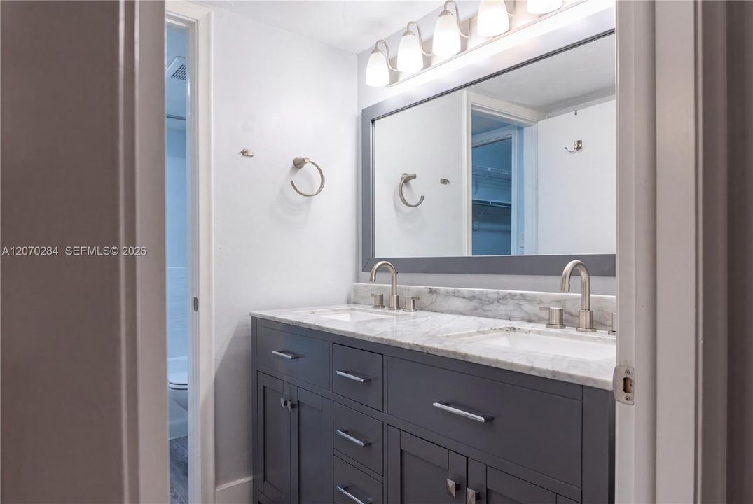 For Sale: $237,000 (2 beds, 1 baths, 880 Square Feet)