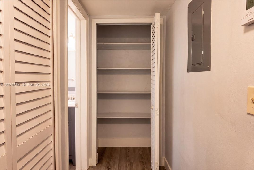 For Sale: $237,000 (2 beds, 1 baths, 880 Square Feet)