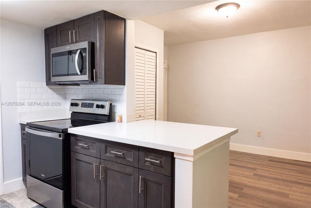 For Sale: $237,000 (2 beds, 1 baths, 880 Square Feet)